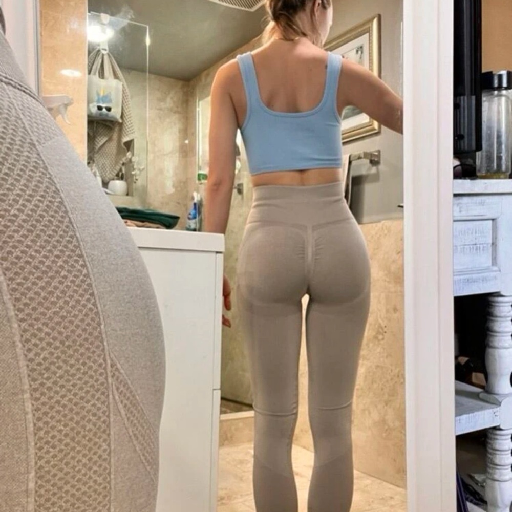 Two scrunch seamless leggings